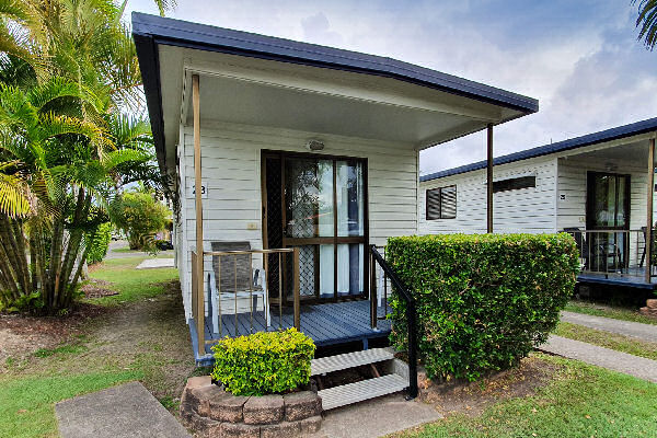 Outside view of a Queen cabins at Alex Beach Cabins